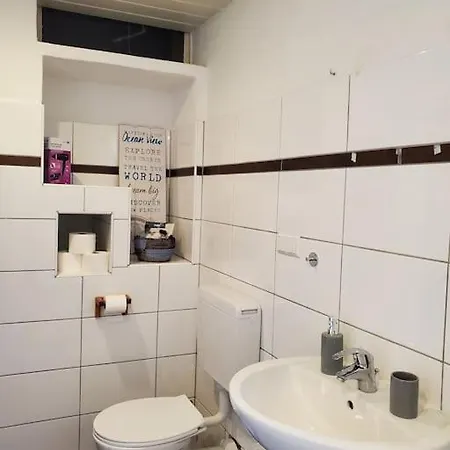Snuggly Spacious Near Everything Apartament *